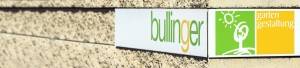 Auf einem rechteckigen Schild an einer strukturierten Steinmauer steht „Bullinger Gartengestaltung“. Das Design enthält grünen und gelben Text sowie Abbildungen einer Sonne und einer Pflanze.